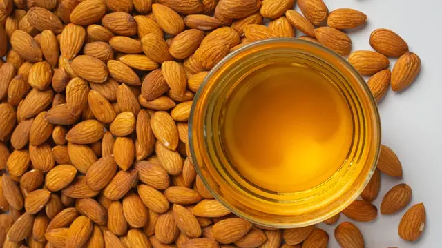 الفرق بين زيت اللوز المر وزيت اللوز الحلو: أيهما تختار؟